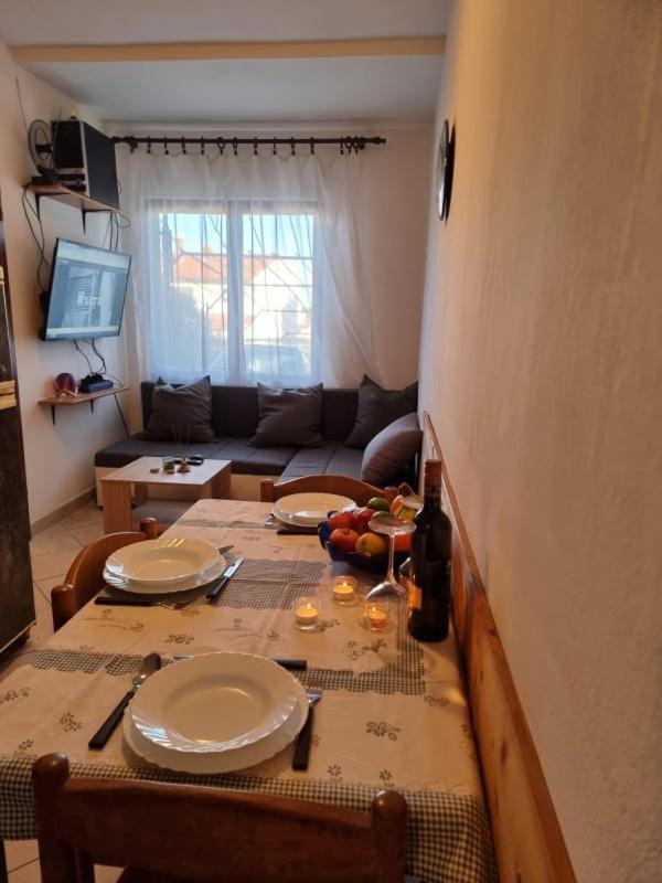 Apartmani Petra Pula Eksteriør billede